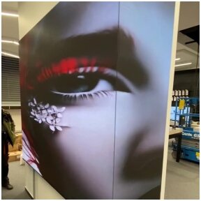 LED vidaus kampiniai ekranai prekybos centro "Akropolis" parduotuvėje