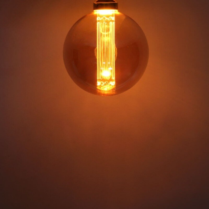 LED lemputė E27 3W, gintarinė, šilta balta šviesa 1 LED lemputė E27 3W, gintarinė, šilta balta šviesa 1